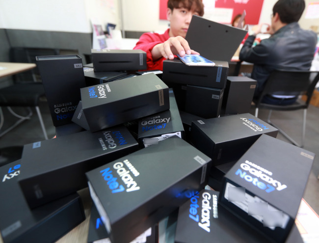 Galaxy Note 7 boxes are shown in a pile at a smartphone retailer in Seoul on Wednesday after Samsung Electronics' decision to discontinue sales of the device globally, Tuesday. (Yonhap)