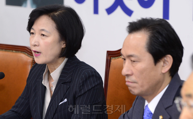 추미애 더불어민주당 대표(왼쪽)가 13일 오전 서울 여의도 국회에서 열린 긴급최고위원회의에서 모두발언을 하고 있다. 추 대표는 지난 12일 공직선거법 위반 혐의로 불구속기소됐다.  박해묵 기자/mook@heraldcorp.com