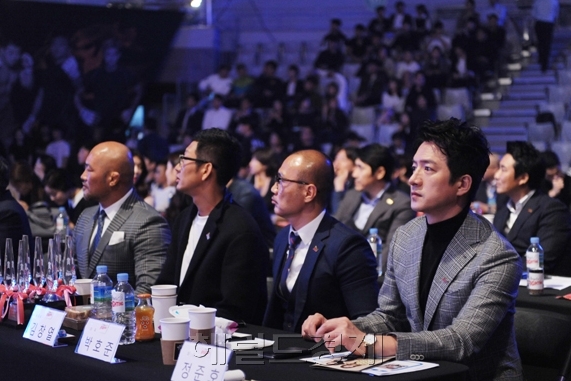 [‘대회 수뇌부는 연예인‘. 오른쪽부터 배우 정준호, 가수 김창열, 헤어디자이너 박호준, 격투기감독 육진수 씨. 이상 [사진제공=엔젤스파이팅]