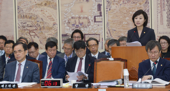 13일 오전 서울 여의도 국회에서 열린 국회 교육문화체육관광위원회의 문체부 종합 국정감사에서 조윤선 문체부 장관이 질의에 답변하고 있다. 박해묵 기자/mook@heraldcorp.com
13일 오전 서울 여의도 국회에서 열린 국회 교육문화체육관광위원회의 문체부 종합 국정감사에서 조윤선 문체부 장관이 질의에 답변하고 있다. 박해묵 기자/mook@heraldcorp.com