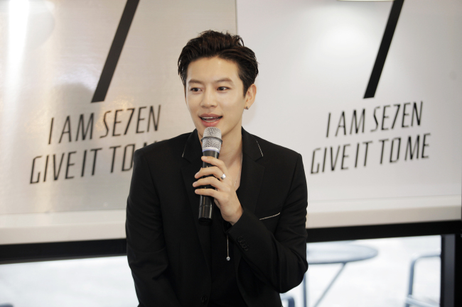 Singer Se7en speaks to reporters at his entertainment agency headquarters on Thursday afternoon. (Eleven 9 Entertainment)