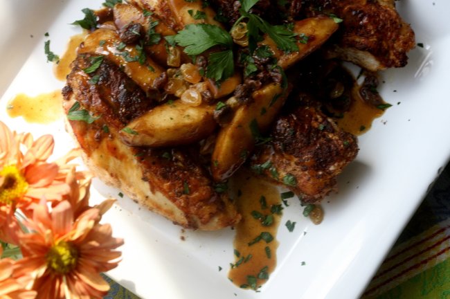 Chicken breast with cider spices and caramelized apples (Regina H. Boone/Detroit Free Press/TNS)