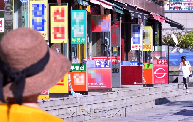 전국 아파트값이 27주째 고공행진 중이다. 전셋값도 물량이 많은 일부 지역을 제외하곤 오름세다. 월세 비중이 높아지면서 주거비 부담은 커지고 있다. 서울시 내에서 지역간 최고 월세 차이는 3.2배에 달했다. 양극화가 심해졌다는 의미다. [사진=이상섭 기자/babtong@heraldcorp.com]