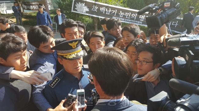 [사진=홍완선 서울 종로경찰서장이 지난 13일 백 씨의 빈소가 마련된 종로구 서울대병원 장례식장을 찾아 유족 측에 4차 협의 공문을 전달했다.] 유오상 기자/osyoo@heraldcorp.com