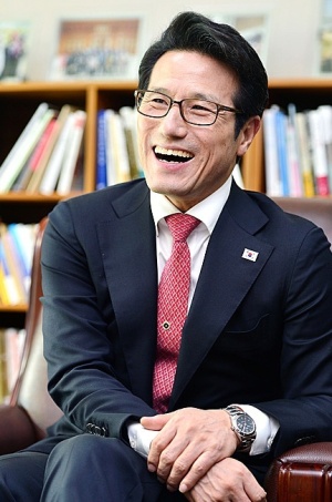[사진=정병국 새누리당 의원은 14일 오전 MBC 라디오에 출연해 “이제 전혀 새로운 제7공화국 시대를 열어야 한다”며 박근혜 대통령의 결단을 촉구했다.]