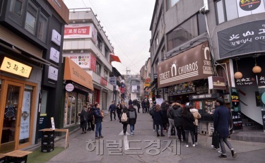 동네 영세상인들이 천정부지로 치솟는 상가 임대료 때문에 고통이 이만 저만이 아니다. 중국인 관광객에 편승한 일부 업종의 호황이 상가 임대료 인상으로 직결되면서 세입자들의 가슴에 못을 박고 있다. 사진은 이태원 경리단길 모습. [사진=헤럴드경제DB]