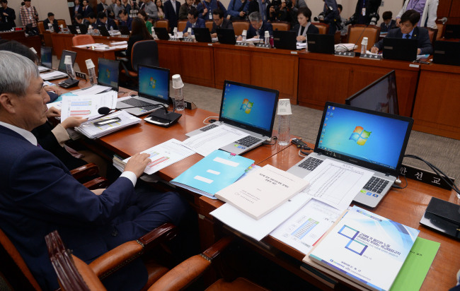 14일 오전 열린 국회 교육문화체육관광위원회 국정감사에 전날 성희롱 발언으로 논란을 일으킨 새누리당 한선교 의원이 불참해 자리가 비어 있다.  안훈 기자/rosedale@heraldcorp.com