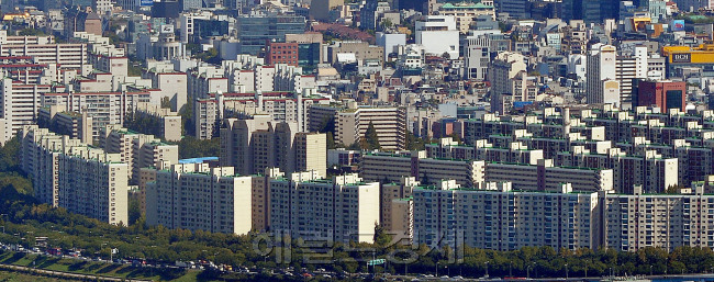[사진설명=서울 재건축 아파트와 일반아파트의 매매가격이 동반 상승했다. 집값 상승의 기대심리는 호가를 더 끌어올린다. 음성적으로 붙는 웃돈의 실체는 불분명하다. 물건이 자취를 감춰서다. 전문가들은 관망기조가 짙은 강세장이 이어질 것이라고 입을 모은다.   이상섭 기자/babtong@heradlcorp.com]