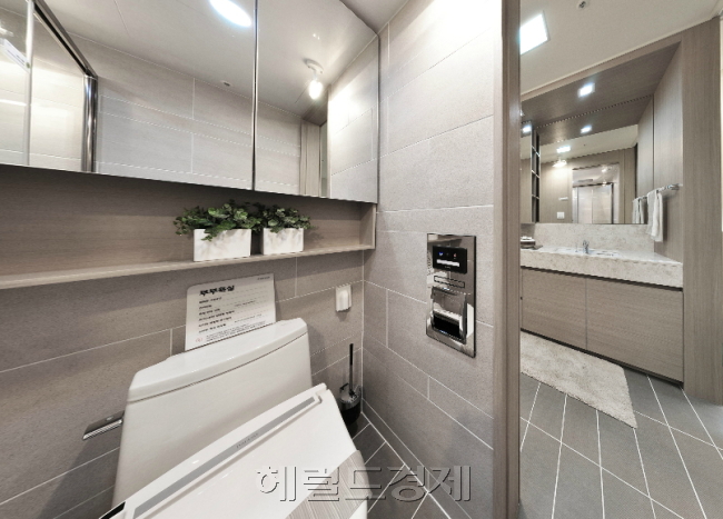 [사진설명=샤워실과 세면대가 분린된 ‘의왕 장안지구 파크 푸르지오’ 스마트욕실.]