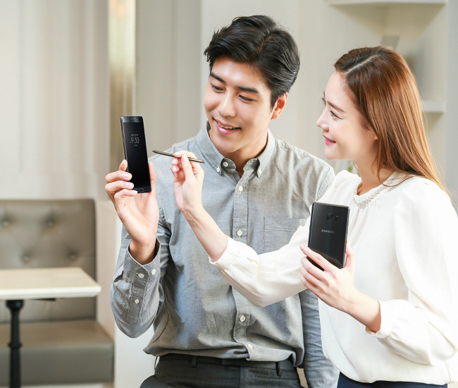 Models promote Samsung Electronics' Galaxy Note 7 series.