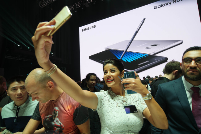 Consumers tryout Galaxy Note 7 during an official event.