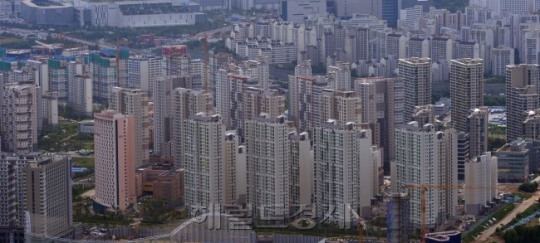 정부가 연말까지 보금자리론을 사실상 중단한데 이어 금융 규제의 최후 수단인 총부채상환비율(DTI) 규제의 부활 여부가 초미의 관심사로 급부상하고 있다.