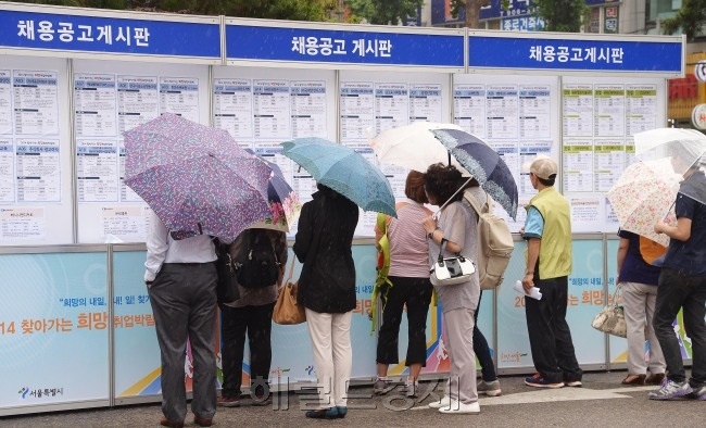 학력 인플레 현상이 고용의 질을 급격히 떨어뜨리고 있는 가운데 대졸 실업자 규모가 사상 처음으로 30만명을 돌파했다. 일자리를 찾기 위해 분주히 채용공고게시판을 쳐다보고 있다. [헤럴드경제DB]