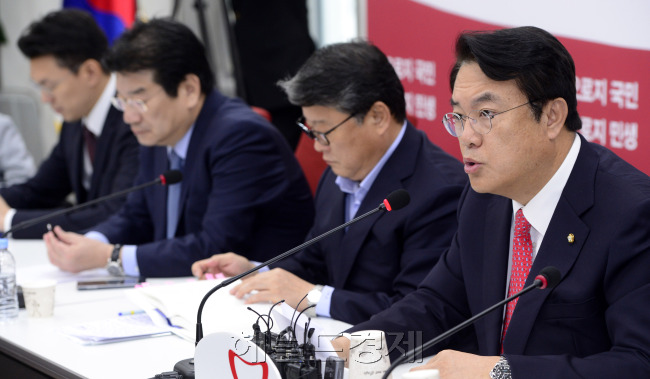 정진석 새누리당 원내대표가 17일 오전 서울 여의도 국회에서 열린 최고위원회의에서  문재인 전 더불어민주당 대표에게 송민순 전 장관 회고록과 관련해 10가지 질문을 하고 있다. 박해묵 기자/mook@heraldcorp.com
정진석 새누리당 원내대표가 17일 오전 서울 여의도 국회에서 열린 최고위원회의에서  문재인 전 더불어민주당 대표에게 송민순 전 장관 회고록과 관련해 10가지 질문을 하고 있다. 박해묵 기자/mook@heraldcorp.com