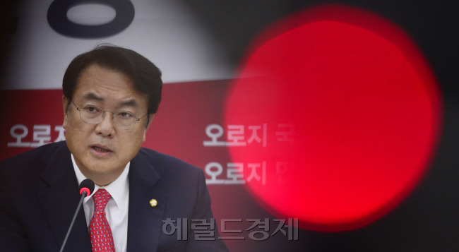[사진=정진석 새누리당 원내대표가 17일 오전 서울 여의도 국회에서 열린 최고위원회의에서  문재인 전 더불어민주당 대표에게 송민순 전 장관 회고록과 관련해 10가지 질문을 하고 있다. 박해묵 기자/mook@heraldcorp.com]