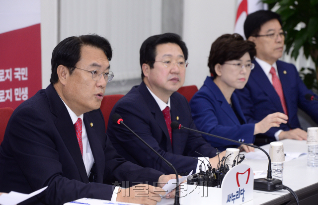 [사진=정진석 새누리당 원내대표가 17일 오전 서울 여의도 국회에서 열린 최고위원회의에서 문재인 전 더불어민주당 대표에게 송민순 전 장관 회고록과 관련해 10가지 질문을 하고 있다. 박해묵 기자 mook@heraldcorp.com]