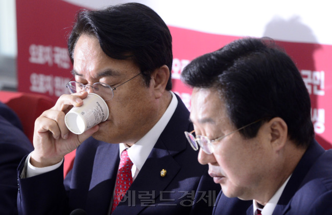 정진석 새누리당 원내대표가 17일 오전 서울 여의도 국회에서 열린 최고위원회의에서 송민순 전 장관 회고록과 관련, 문재인 전 더불어민주당 대표를 향한 10가지 질문을 마친 뒤 물을 마시고있다.
박해묵 기자/mook@heraldcorp.com