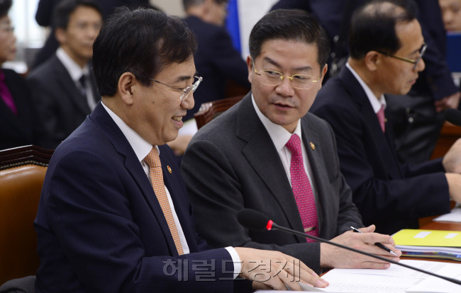 17일 오전 서울 여의도 국회에서 열린 국회 정무위원회 종합감사에서 이석준 국무조정실장(왼쪽)과 성영훈 국민권익위원장이 이야기를 나누고 있다. 박해묵 기자/mook@heraldcorp.com
