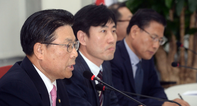 17일 오전 서울 여의도 국회에서 열린 새누리당 ‘UN 북한인권결의안 대북결재 사건 TF 회의’에서 TF팀장을 맡은 박맹우 의원(왼쪽)이 모두발언을 하고 있다. 안훈 기자/rosedale@