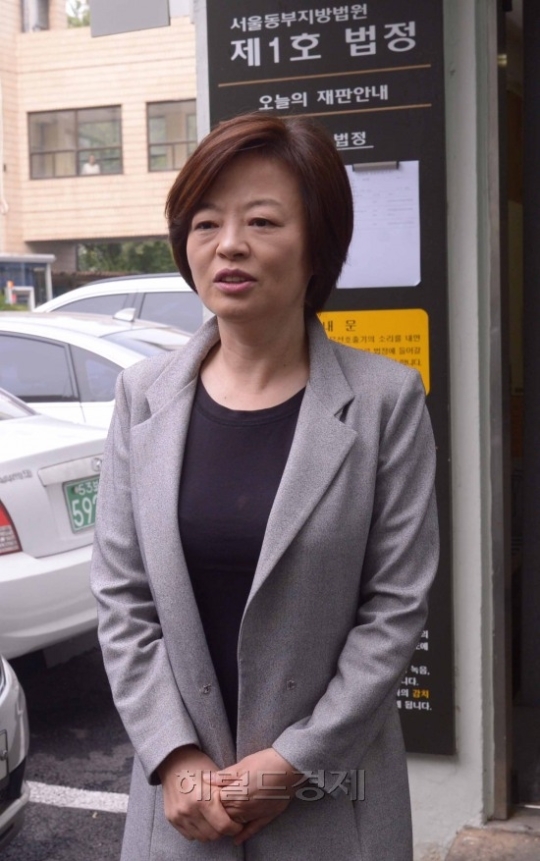 [사진=공직선거법 위반 혐의로 불구속 기소된 진선미 더불어민주당 의원이 17일 오전 서울 광진구 서울동부지방법원에서 열린 첫 공판에 출석하며 취재진의 질의에 답하고 있다. 진 의원은 지난해 10월 서울 강동구 지역 학부모 봉사단체 간부 7명에게 현장 간담회 참석 대가 명목으로 116만원 상당 금품을 제공한 혐의를 받고 있다. 정희조 기자/checho@heraldcorp.com]