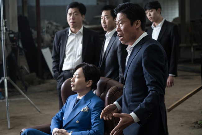 Actor Yoo Hae-jin (foreground) stars as an assassin for hire who suffers memory loss after a head injury, in the comedy flick “Luck-Key” directed by Lee Kye-byeok. (Showbox)