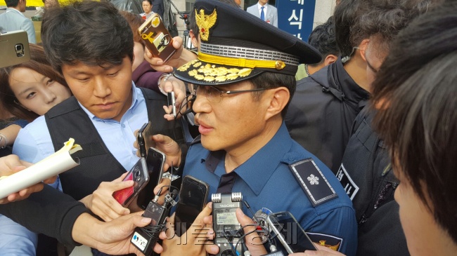 [사진=백남기 장경석 서울지방경찰청 수사부장이 17일 오후 2시께 故백남기 씨의 유족 측에게 5차 협의 공문을 전달한 직후 취재진의 질문에 답하고 있다.  유오상 기자/osyoo@heraldcorp.com]