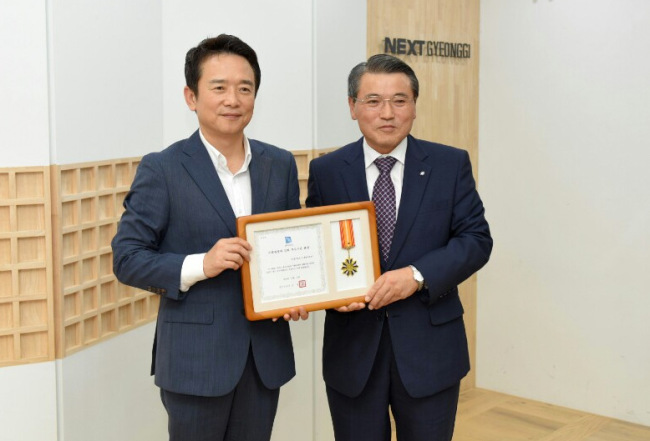 17일 경기도청 신관 2층 국제회의실에서 열린 ‘2016 경기도 수출경쟁력 강화사업 추진 우수기관 도지사 표창 수여식’에서 (오른쪽)윤종일 경기중기센터 대표이사가 남경필 도지사로부터 표창을 수여하고 있다.
17일 경기도청 신관 2층 국제회의실에서 열린 ‘2016 경기도 수출경쟁력 강화사업 추진 우수기관 도지사 표창 수여식’에서 (오른쪽)윤종일 경기중기센터 대표이사가 남경필 도지사로부터 표창을 수여하고 있다.