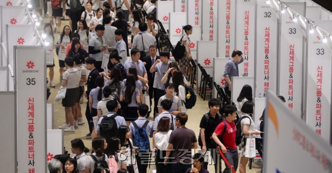 [사진설명=지난 6월 22일 서울 코엑스에서 열린 신세계그룹 ‘2016년 2차 상생채용박람회’에 취업을 희망하는 구직자 1만4000명이 몰렸다. 이상섭 기자/babtong@heraldcorp.com]
