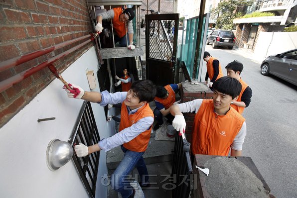 한화건설 봉사단이 다문화 가정을 찾아 주거환경개선 활동을 진행하고 있다. [사진제공=한화건설]
