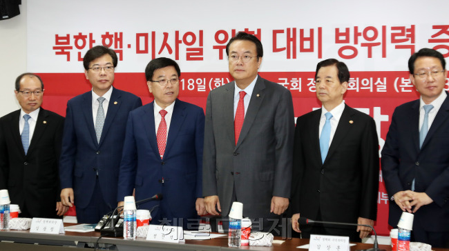[사진=18일 오전 서울 여의도 국회에서 열린 북한 핵 미사일 대비 방위력 증강 당정협의에서 정진석 새누리당 원내대표와 한민구 국방부 장관를 비롯한 참석자들이 기념촬영을 하고 있다. 박해묵 기자/mook@heraldcorp.com]