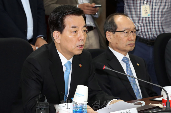 [사진=한민구 국방부 장관이 18일 오전 서울 여의도 국회에서 열린 북한 핵 미사일 대비 방위력 증강 당정협의에서 발언하고 있다. 박해묵 기자/mook@heraldcorp.com]