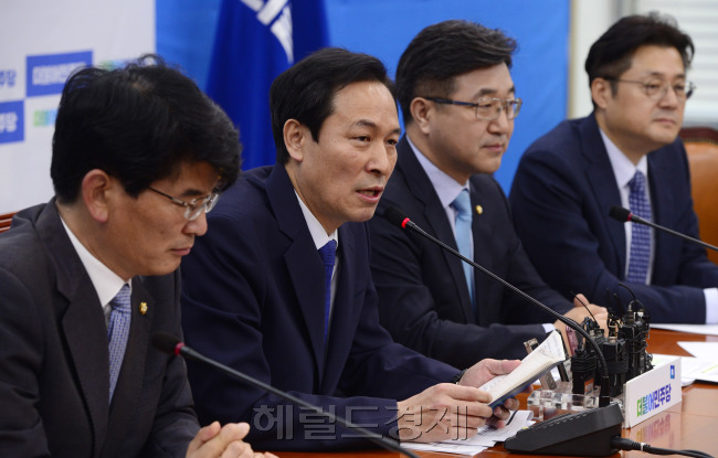 [사진=우상호 더불어민주당 원내대표가 18일 오전 서울 여의도 국회에서 열린 원내대책회의에서 모두발언을 하고 있다. 박해묵 기자/mook@heraldcorp.com]