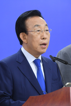 18일 김관용 경북도지사가 경북 안동 도청 브리핑룸에서 기자회견을 갖고 ‘사드 배치와 관련한 국민께 드리는 말씀’을 발표하고 있다.[사진제공=경북도]