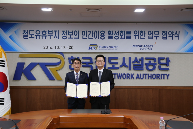 이연희(오른쪽) 부동산114 채널영업본부장과 김계웅 한국철도시설공단 시설본부장이 ‘철도유휴부지 정보의 민간이용 활성화를 위한 업무협약’을 체결한 뒤 기념 촬영을 하고 있다. [사진제공=부동산114]