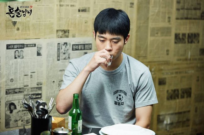 Actor Kim Dong-young drinks alone in a scene from “Drinking Solo.” (CJ E&M)