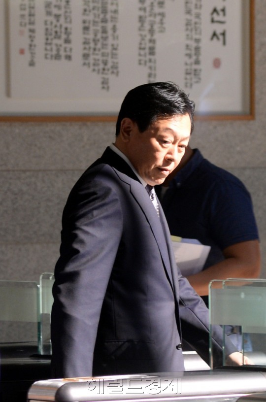 롯데그룹 경영 비리 의혹 수사가 4개월여만에 마무리됐다. 최악의 사태는 면했지만 당장 신동빈 회장과 신격호 총괄회장이 불구속 상태에서 여려 혐의로 재판을 받아야 하고, 이번 사태로 부정적인 이미지를 해소하기 위한 작업이 시급해 향후 행보에 이목이 집중되고 있다. 사진은 신동빈 회장이 출근하는 모습. [사진=헤럴드경제DB]
　