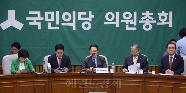 [사진=박지원 국민의당 비상대책위원장이 19일 오전 서울 여의도 국회에서 열린 의원총회에서 모두발언을 하고 있다. 박해묵 기자/mook@heraldcorp.com]