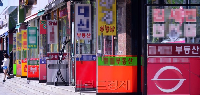 [사진=몇개월 사이 3억원이 급등한 강남 재건축 단지의 가격이 정부의 규제 발언에 하룻만에 수천만원씩 꺾였다. 시장이 관망세로 돌아서며 잠실주공5단지 중개소<사진> 등 현지 중개소들에는 찾아오는 손님이 없다. 이상섭 기자/babtong@heraldcorp.com］