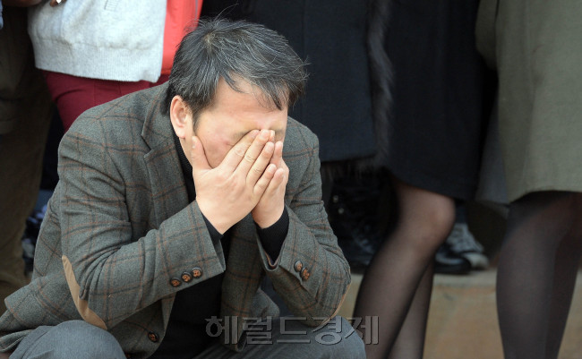 [사진=올해 초 충남 논산 육군훈련소에서 열린 입영행사에서 아들을 군대에 보낸 아버지가 흐르는 눈물을 손으로 가리고 있다. 안훈 기자/rosedale@heraldcorp.com