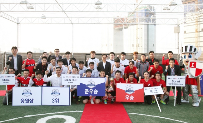 지난 18일 열린 ‘2016 HDC그룹 풋살대회’ 폐회식에서 그룹 임직원들이 기념사진을 촬영하고 있다.  [사진제공=현대산업개발]