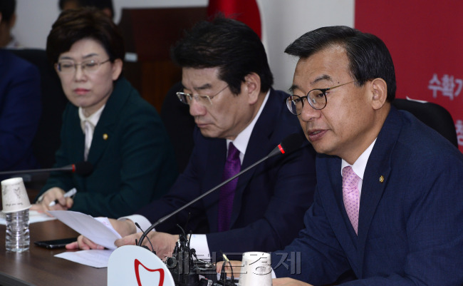 [사진=이정현 새누리당 대표가 19일 오전 서울 여의도 국회에서 열린 새누리당 당 대표 및 최고위원 연석 간담회에서 모두발언을 하고 있다. 박해묵 기자/mook@heraldcorp.com]