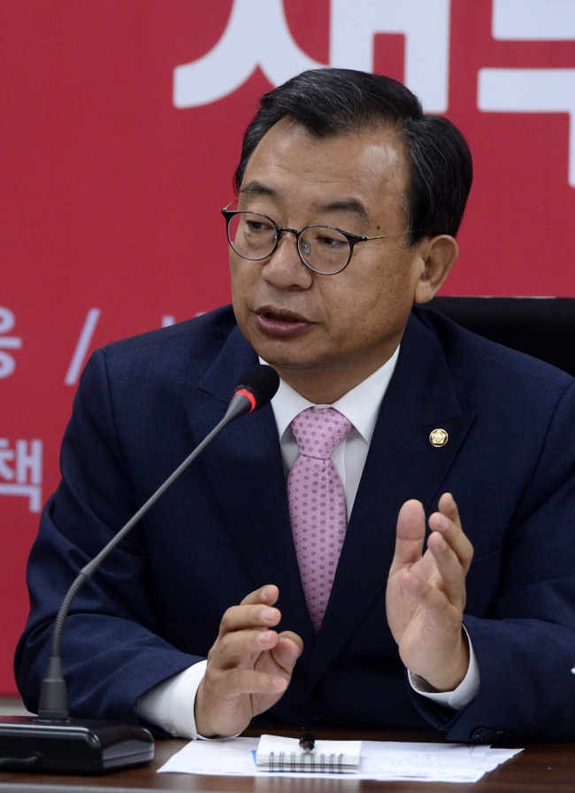 이정현 새누리당 대표가 19일 오전 서울 여의도 국회에서 열린 새누리당 당 대표 및 최고위원 연석 간담회에서 모두발언을 하고 있다. 박해묵 기자/mook@heraldcorp.com
이정현 새누리당 대표가 19일 오전 서울 여의도 국회에서 열린 새누리당 당 대표 및 최고위원 연석 간담회에서 모두발언을 하고 있다. 박해묵 기자/mook@heraldcorp.com