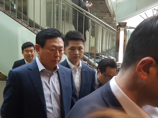[사진=신동빈(61)롯데그룹 회장이 19일 오전 굳은 표정으로 소공동에 위치한 롯데그룹 본사로 출근하고 있다.
　김성우 기자/zzz@heraldcorp.com]