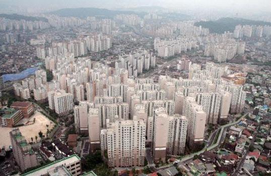 부동산 시장이 과열양상을 보이는 가운데, 주택구입 부담은 오히려 10년 전보다 줄어든 것으로 나타났다.