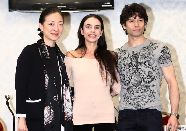 From left: Julia Moon, general director of Universal Ballet, ballerina Alessandra Ferri and ballerino Herman Cornejo pose at a press conference at the Universal Art Center in Seoul on Tuesday. (Yonhap)