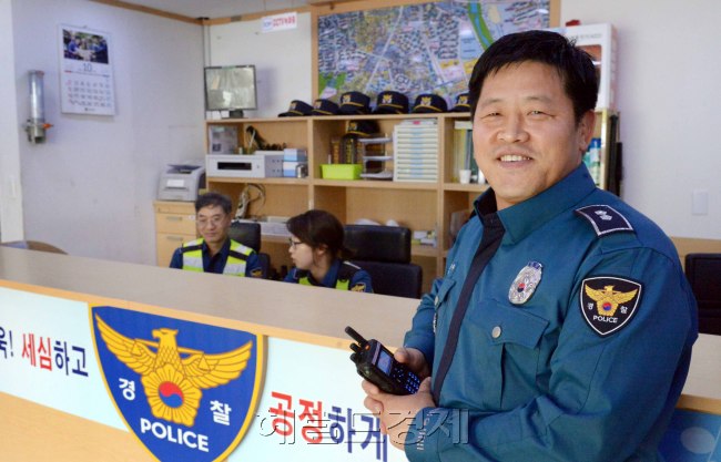 [사진=제71주년 경찰의 날을 맞아 베테랑 형사와 새내기 순경이 서로 만났다. ‘도봉서 집단성폭행 사건’을 끈질기게 수사해 결국 피의자들을 검거하는 데 성공한 서울 도봉경찰서 창동지구대 소속 김장수 경감>은 “경찰이기 때문에 시민들을 제대로 도와줄 수 있어 좋다”고 말한다. 　정희조 기자/checho@heraldcorp.com]