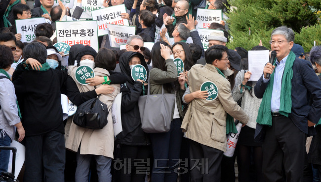 [사진설명=84일 만에 세상 밖으로 나왔다. 최순실씨 딸 정유라씨에 대한 특혜의혹으로 최경희 이화여대 총장이 19일 전격 사퇴하자 이화여대 학생들이 석달 가까이 지속한 본관 점거를 풀었다. 평생교육단과대학(미래라이프대) 사업 철회 및 총장 사퇴를 요구하며 본관 점거 농성을 시작한지 84일 만이다. 학생들은 이날 오후 집회에 참석한 이대 교수협의회 교수들과 얼싸안은 뒤 특혜입학 비리해명 등을 촉구하며 거리 행진을 벌였다. 박현구 기자/phko@heraldcorp.com]