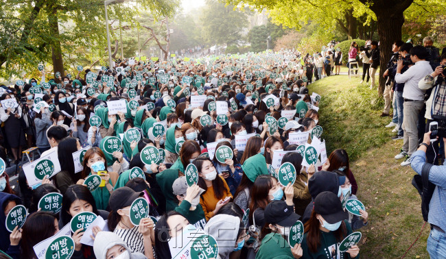 [사진설명=84일 만에 세상 밖으로 나왔다. 최순실씨 딸 정유라씨에 대한 특혜의혹으로 최경희 이화여대 총장이 19일 전격 사퇴하자 이화여대 학생들이 석달 가까이 지속한 본관 점거를 풀었다. 평생교육단과대학(미래라이프대) 사업 철회 및 총장 사퇴를 요구하며 본관 점거 농성을 시작한지 84일 만이다. 학생들은 이날 오후 집회에 참석한 이대 교수협의회 교수들과 얼싸안은 뒤 특혜입학 비리해명 등을 촉구하며 거리 행진을 벌였다. 박현구 기자/phko@heraldcorp.com]