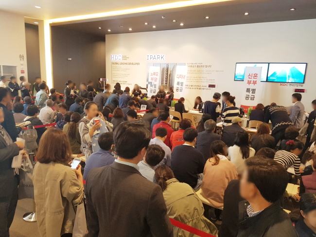 지난 주말 서울 마포구 ‘신촌숲 아이파크’ 아파트 견본주택에서 상담석 앞에 예비청약자들이 대기하고 있다.  [제공 =현대산업개발]