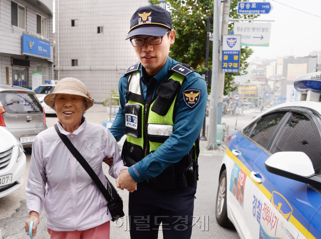 [사진=경찰 아버지의 순직 이후 구강암까지 극복한 경기남부청 금광지구대 소속 민승기 경위는 “강력팀에 가서 살인범 같은 진짜 나쁜 사람들을 빨리 잡고 싶다”고 했다. 박현구 기자/phko@heraldcorp.com]